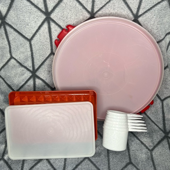 Tupperware Paprika Red Snack Tray, Deli Meat Bacon Keeper, Measuring Cups X - Picture 1 of 15